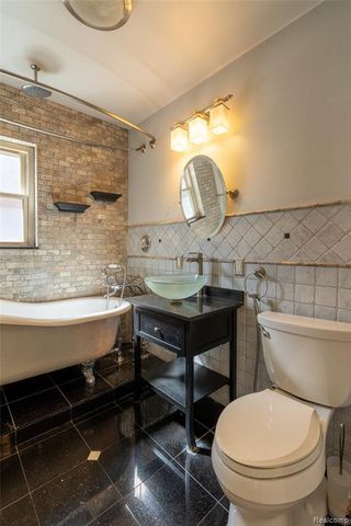 1481 Oxford Road, Grosse Pointe Woods, MI 48236