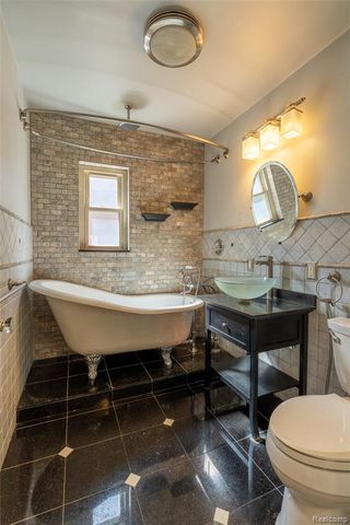 1481 Oxford Road, Grosse Pointe Woods, MI 48236