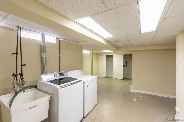 1481 Oxford Road, Grosse Pointe Woods, MI 48236