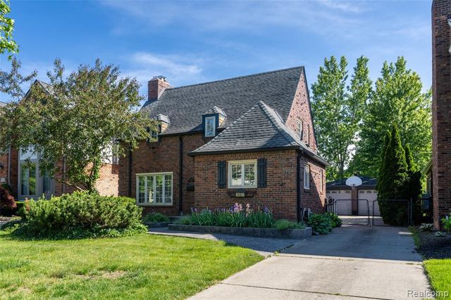 1481 Oxford Road, Grosse Pointe Woods, MI 48236