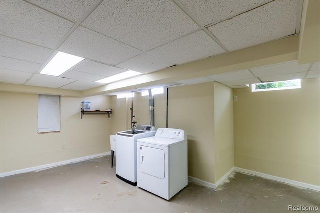 1481 Oxford Road, Grosse Pointe Woods, MI 48236