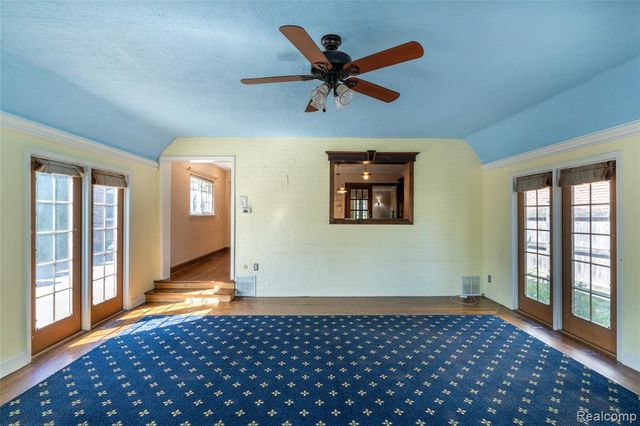 1481 Oxford Road, Grosse Pointe Woods, MI 48236