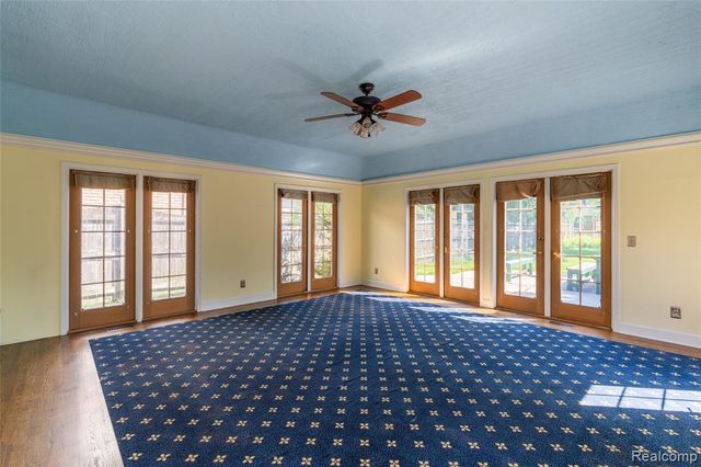 1481 Oxford Road, Grosse Pointe Woods, MI 48236