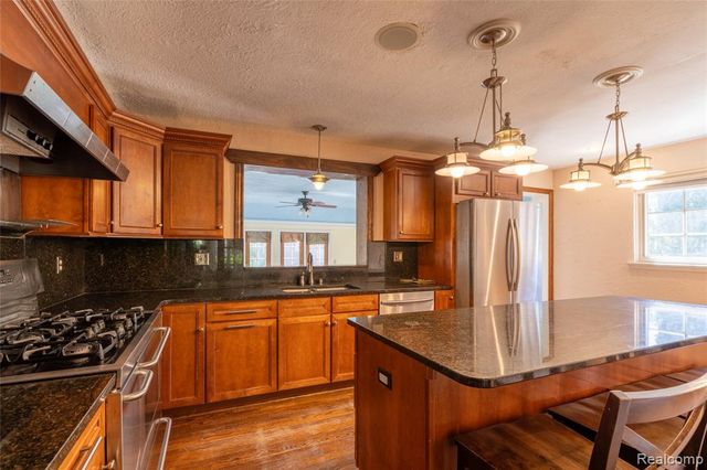 1481 Oxford Road, Grosse Pointe Woods, MI 48236