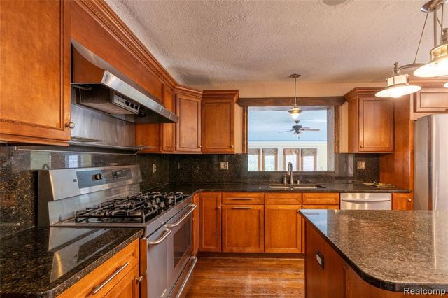 1481 Oxford Road, Grosse Pointe Woods, MI 48236