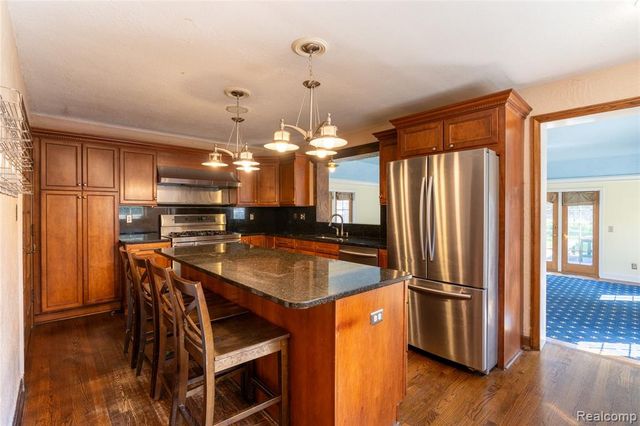 1481 Oxford Road, Grosse Pointe Woods, MI 48236