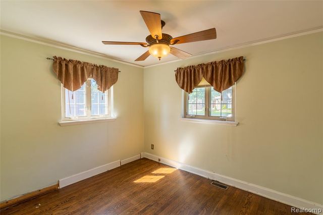 1481 Oxford Road, Grosse Pointe Woods, MI 48236
