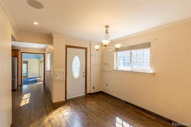 1481 Oxford Road, Grosse Pointe Woods, MI 48236