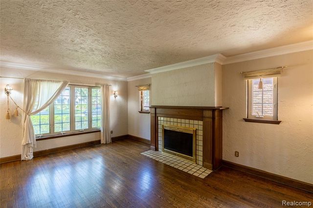 1481 Oxford Road, Grosse Pointe Woods, MI 48236
