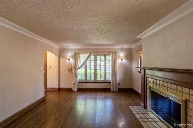 1481 Oxford Road, Grosse Pointe Woods, MI 48236