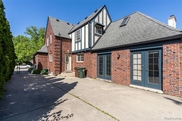 1481 Oxford Road, Grosse Pointe Woods, MI 48236