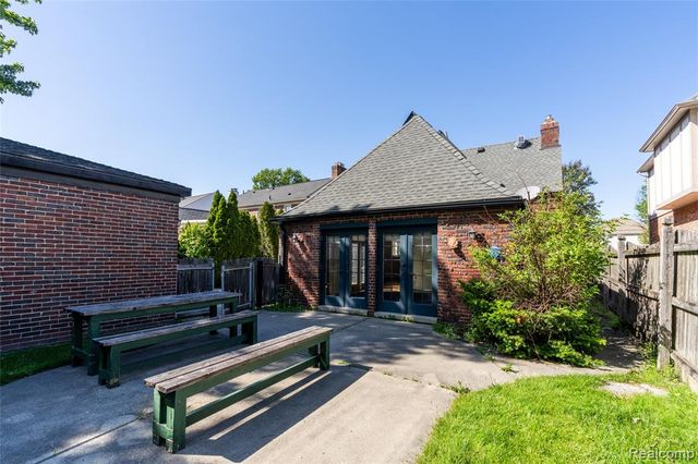 1481 Oxford Road, Grosse Pointe Woods, MI 48236