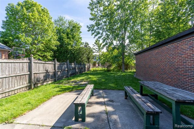 1481 Oxford Road, Grosse Pointe Woods, MI 48236