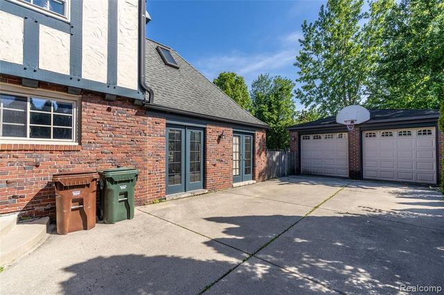 1481 Oxford Road, Grosse Pointe Woods, MI 48236