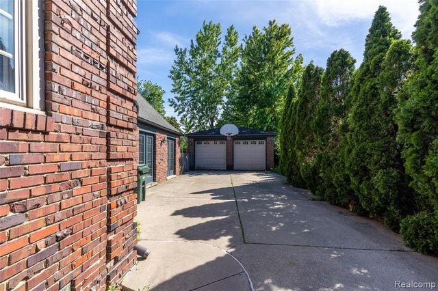 1481 Oxford Road, Grosse Pointe Woods, MI 48236