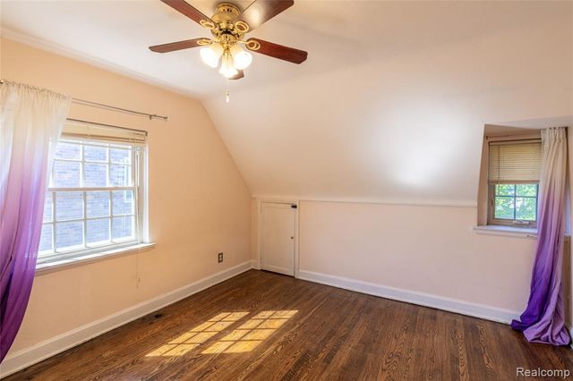 1481 Oxford Road, Grosse Pointe Woods, MI 48236