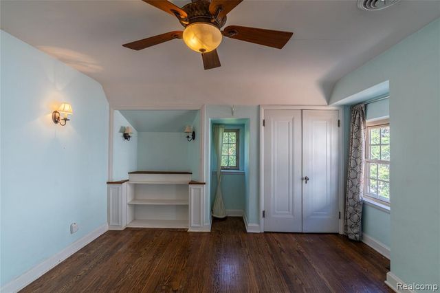 1481 Oxford Road, Grosse Pointe Woods, MI 48236