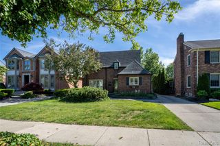 1481 Oxford Road, Grosse Pointe Woods, MI 48236