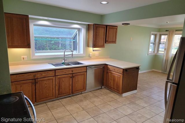 1937 Allard Avenue, Grosse Pointe Woods, MI 48236