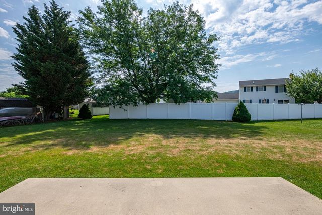 10 PROGRESS DR, Newmanstown, PA 17073