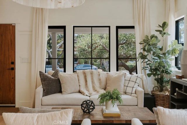 4633 Russell, Los Angeles, CA 90027