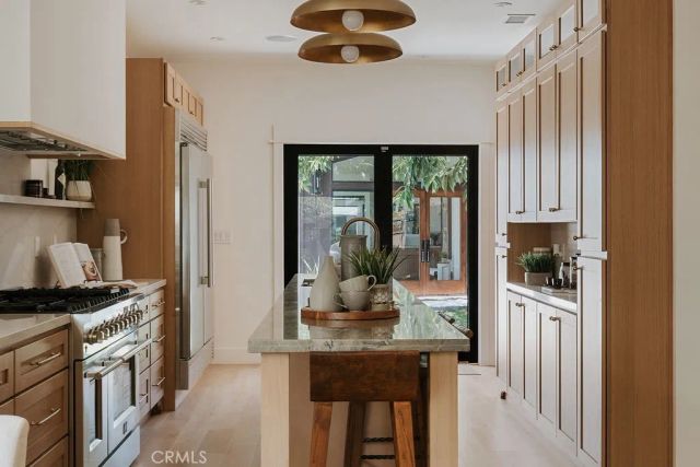 4633 Russell, Los Angeles, CA 90027