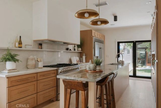 4633 Russell, Los Angeles, CA 90027