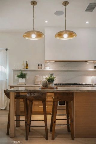 4633 Russell, Los Angeles, CA 90027