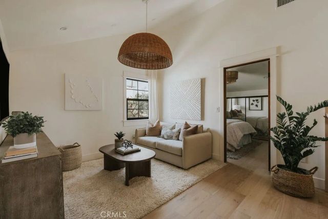 4633 Russell, Los Angeles, CA 90027