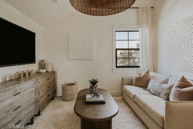 4633 Russell, Los Angeles, CA 90027