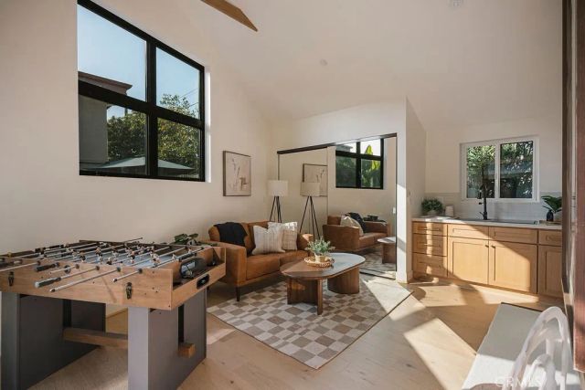 4633 Russell, Los Angeles, CA 90027