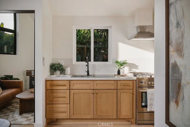 4633 Russell, Los Angeles, CA 90027