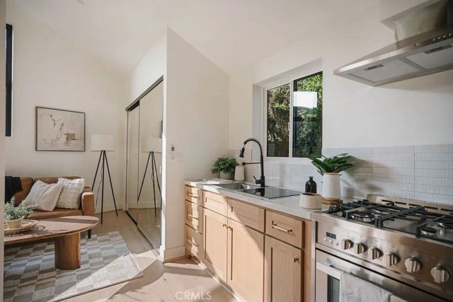 4633 Russell, Los Angeles, CA 90027