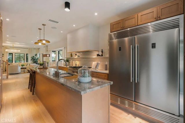 4633 Russell, Los Angeles, CA 90027
