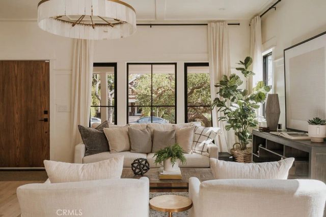 4633 Russell, Los Angeles, CA 90027