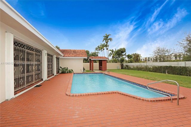 2220 SW 90th Ave, Miami, FL 33165