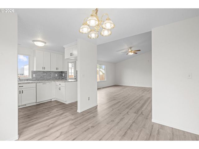 1667 WENDY St Ne, Salem, OR 97305