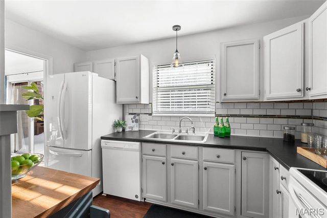 13453 Coliseum Drive E, Chesterfield, MO 63017