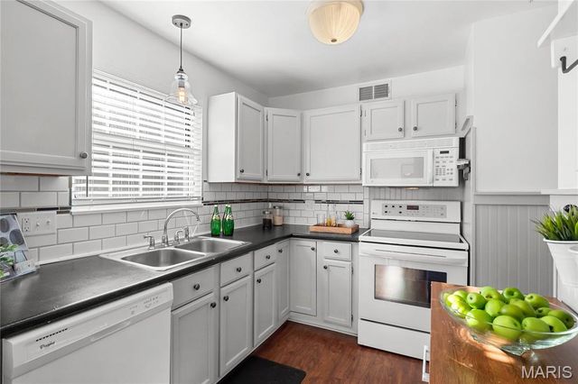 13453 Coliseum Drive E, Chesterfield, MO 63017