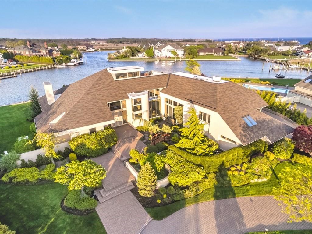 136 The Helm, East Islip, NY 11730