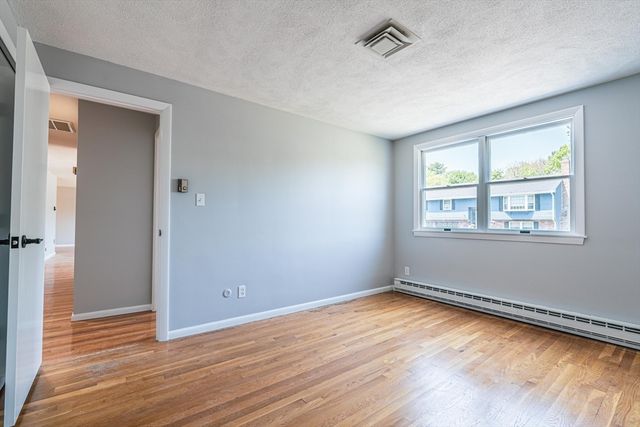 20 Fieldstone Dr, Stoneham, MA 02180