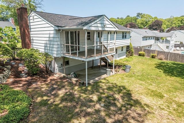 20 Fieldstone Dr, Stoneham, MA 02180