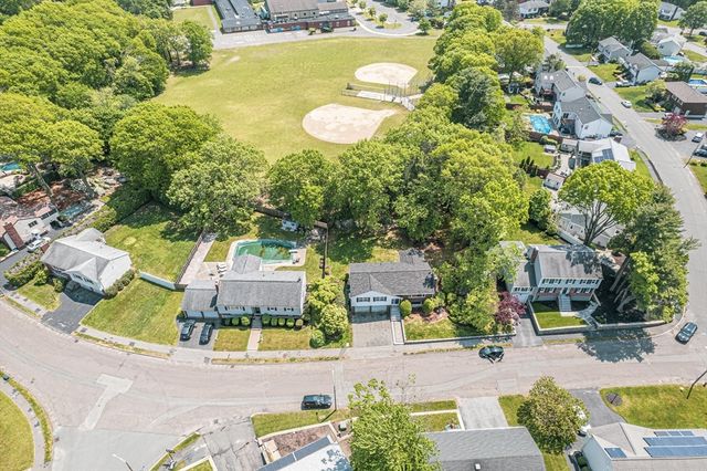 20 Fieldstone Dr, Stoneham, MA 02180