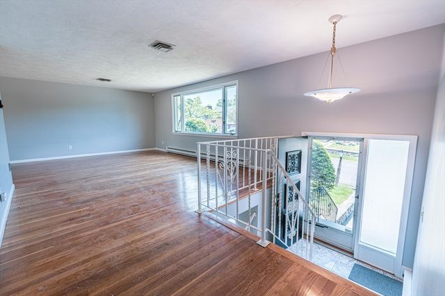 20 Fieldstone Dr, Stoneham, MA 02180