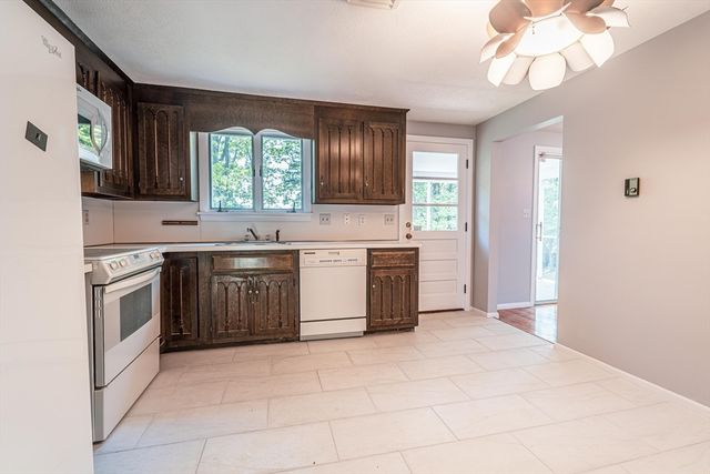 20 Fieldstone Dr, Stoneham, MA 02180