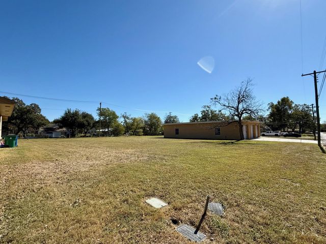 912 Victoria ST, Taylor, TX 76574