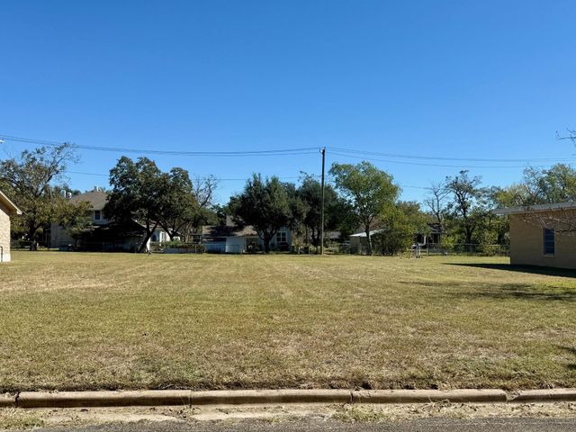 912 Victoria ST, Taylor, TX 76574