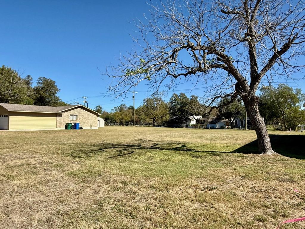 912 Victoria ST, Taylor, TX 76574