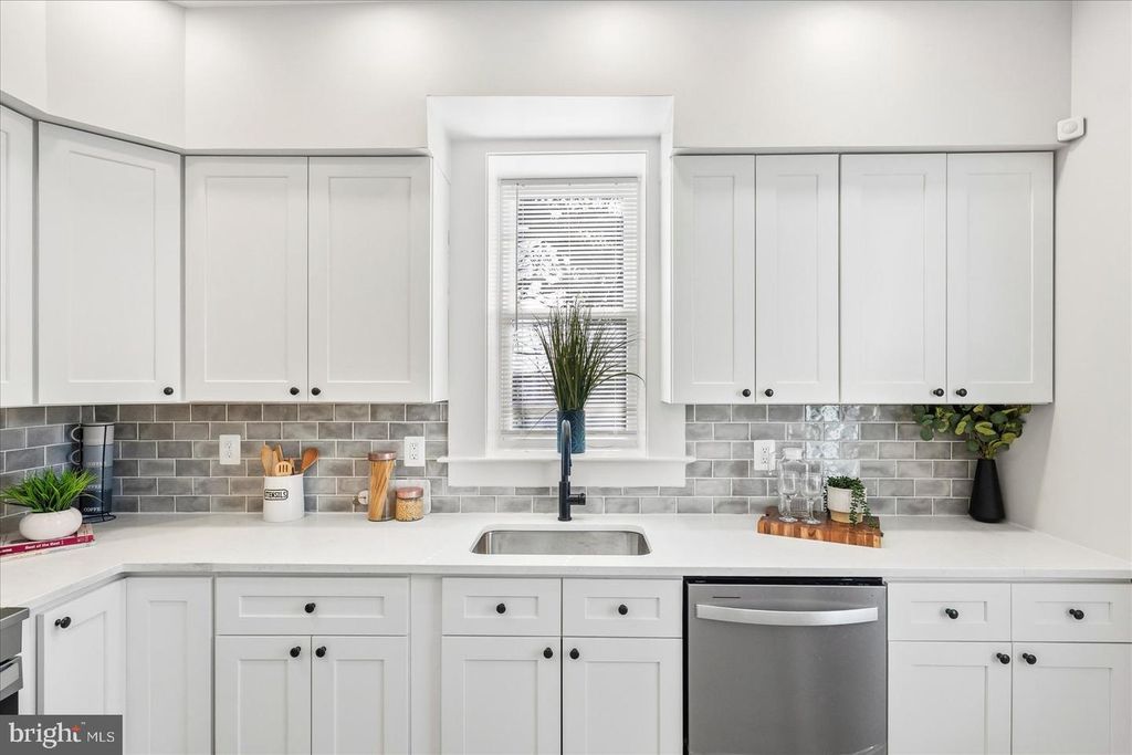 Image 3 of property listing at 2010 N LONGWOOD ST, Baltimore, MD 21216