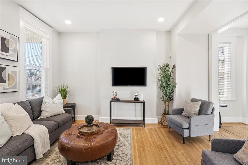 Image 7 of property listing at 2010 N LONGWOOD ST, Baltimore, MD 21216